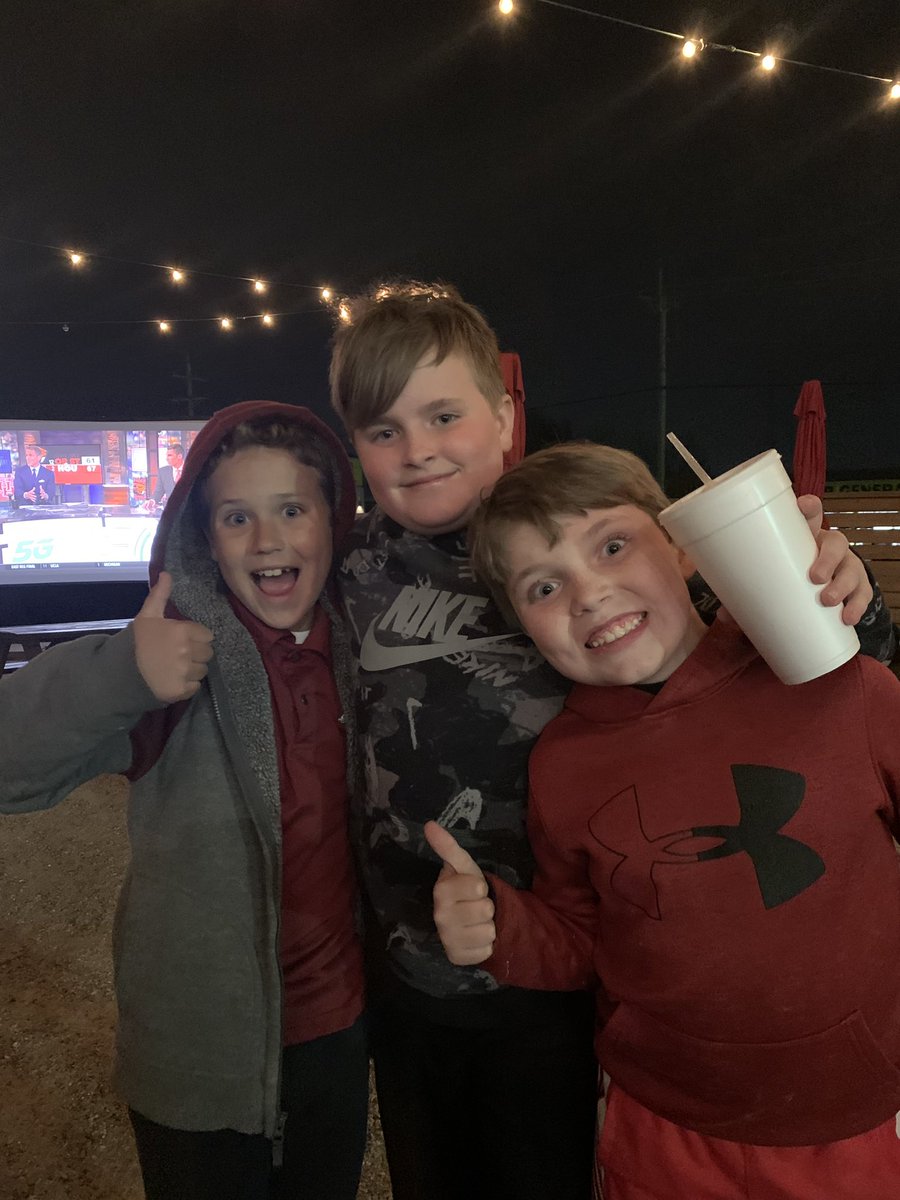 GarrettLPeters's tweet photo. JUST SOME GUYS BEING DUDES!

Love these kids right here. https://t.co/EGE2u6qvKy