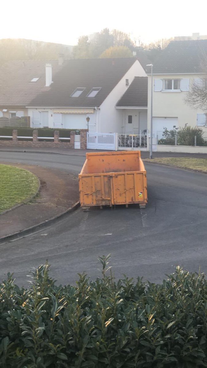 Quand on nous promet que le nouveau chantier en construction à côté de chez moi va se dérouler dans le respect des voisins.  
Jour 1 des travaux, une grosse benne garée sous ma fenêtre 👍
Merci <a href="/CaenOfficiel/">Ville de Caen</a> 😾