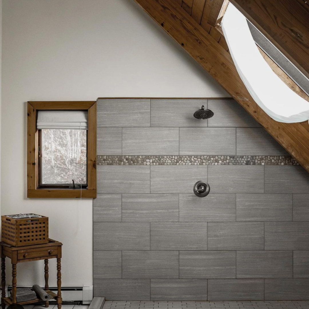 Imagine a fresh morning shower under a breathtaking blanket of new sunlight. Our House of Wind accommodation keeps you feeling fresh, cozy, and relaxed during your mountain escape. ❤️

#mountainretreat #ashevillenc #romanticasheville #interiordesign #traveldestination