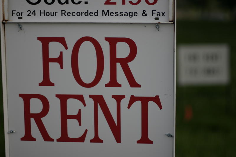 noticiero_movil's tweet photo. The federal eviction #moratorium has been extended until June 30, but Nevada’s eviction moratorium is still slated to end March 31, and the two have slightly different eligibility factors. KUNR’s @luciastarbuck checked in with @NatVanH to learn more: https://t.co/3HfMTCwYZI https://t.co/y45XEw2aIV