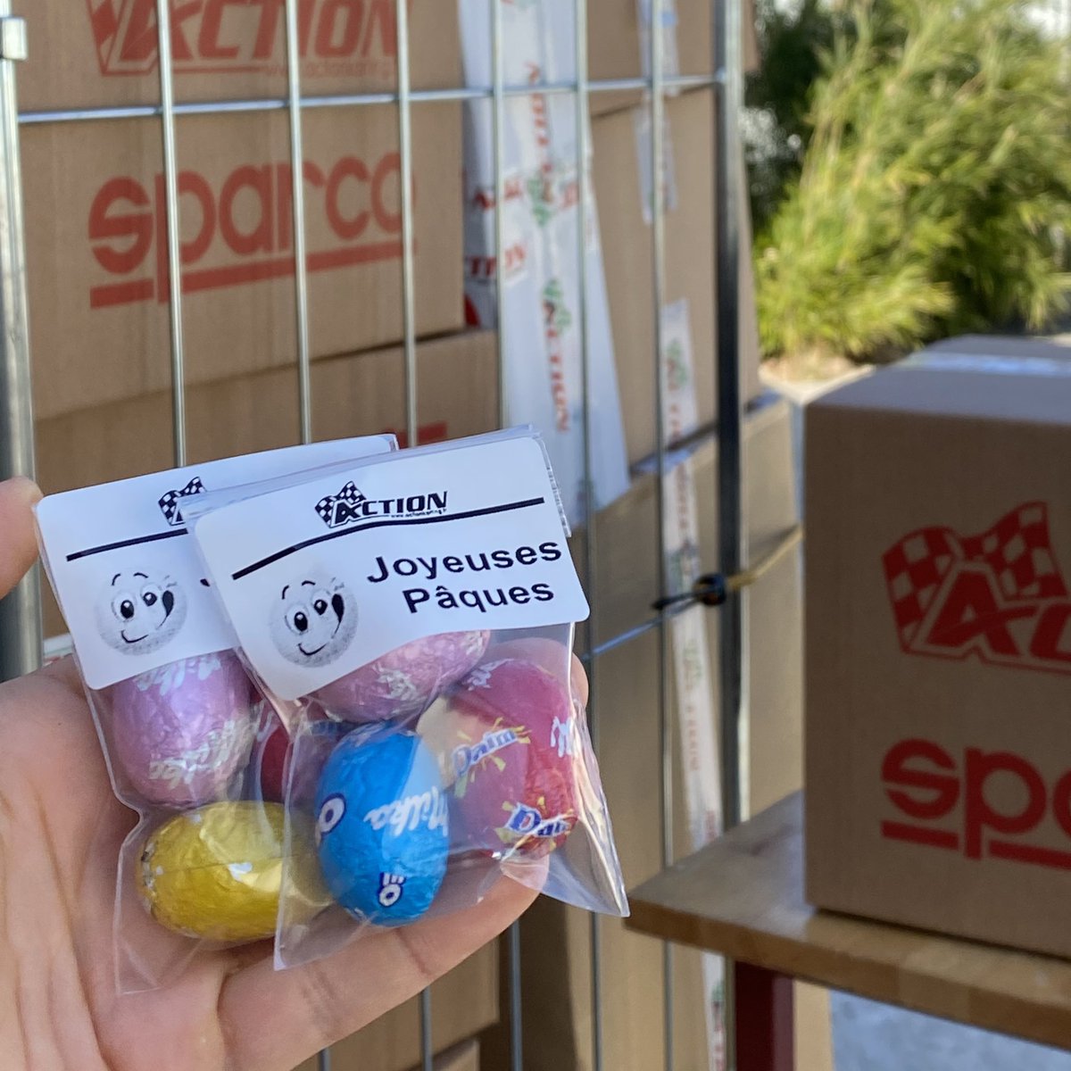 ACTION_KARTING's tweet photo. Un rayon de soleil et quelques douceurs se sont glissés dans les colis en ce moment ! 😉
Toute l’équipe vous souhaite de Joyeuses Pâques. 🎈🐣 

Prenez soin de vous et restez prudent. 🙏

#delicateattention #cadeau #chocolatdepâques #karting #expeditionsjournalieres #equipements https://t.co/U8zfGFZ1dn