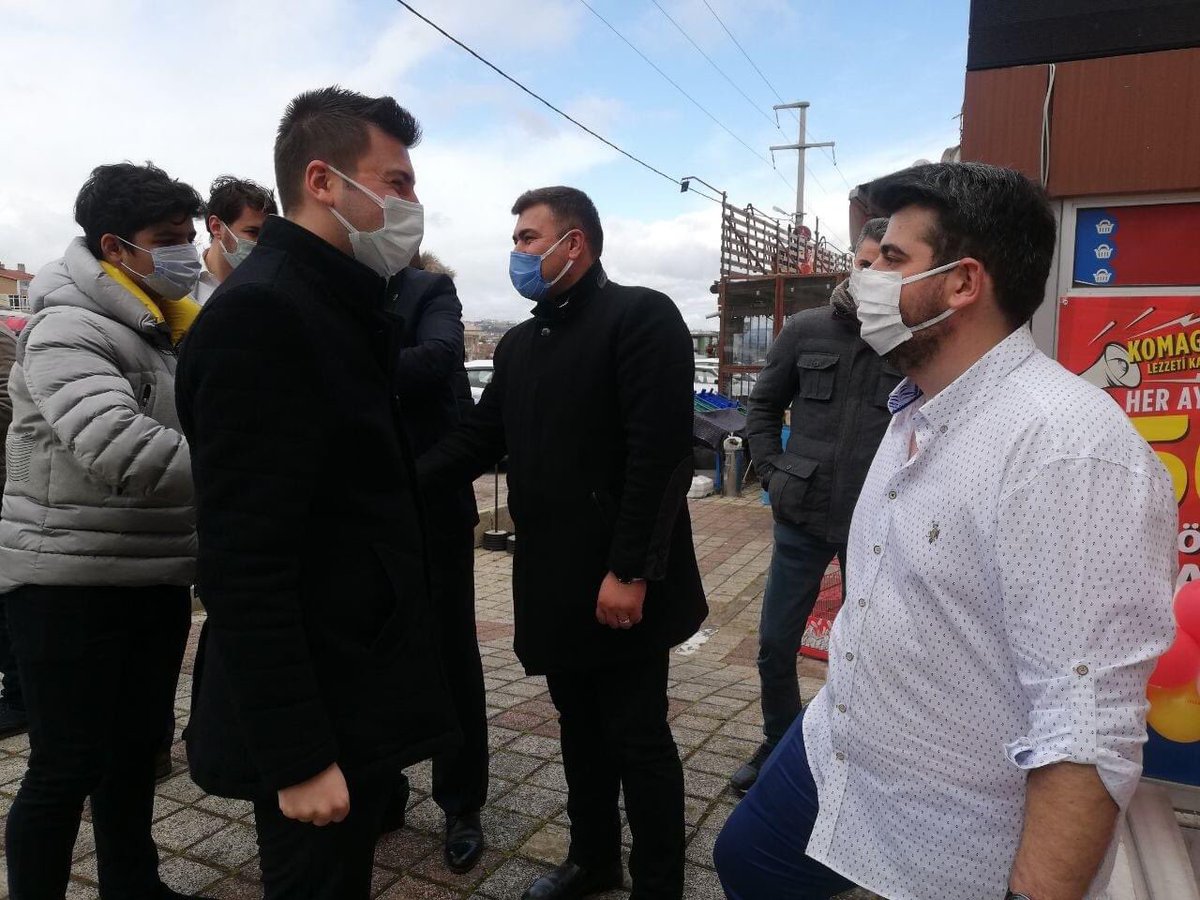 İlçe Başkanımız Berker Esen,Halk-Lis Başkanımız Efe Yıldızaydın, Belediye Meclis Üyelerimiz ve partililerimiz ile birlikte Gümüşyaka Mahallemizde Komagene Çiğ Köfte'nin açılışını gerçekleştirdik. İşletme sahipleri Güçlücan Güçlü ile Emrah Okan'a hayırlı işler diliyoruz.