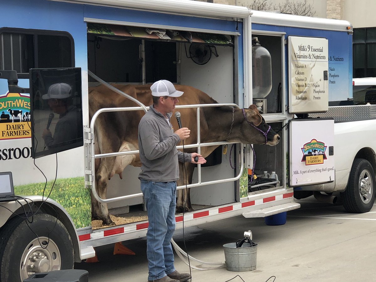 AVinten18's tweet photo. Mobile dairy farm visit to LSC today!  Pretty awesome!! @CarrolltonLife #CHIRP https://t.co/xzN3JkIsdC