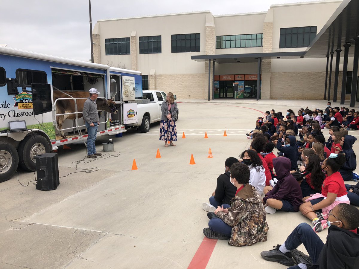 AVinten18's tweet photo. Mobile dairy farm visit to LSC today!  Pretty awesome!! @CarrolltonLife #CHIRP https://t.co/xzN3JkIsdC