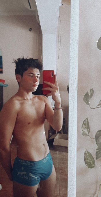 1 pic. #hottwinks https://t.co/Z9Jh0vfNFX