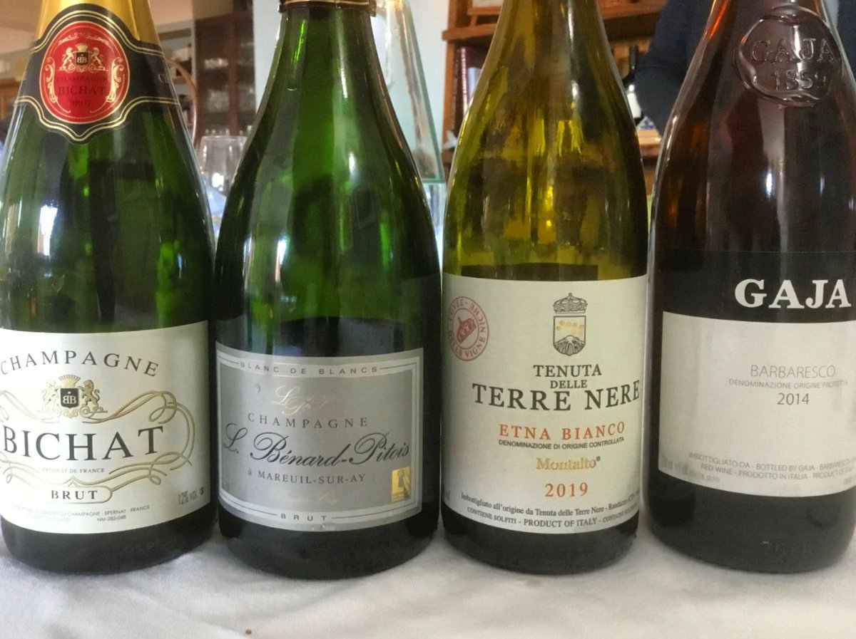 C'erano a tavola insieme due francesi e due italiani doc... Alto godimento 🍷🍇

#VinoItaliano #VinoFrancese #Vino