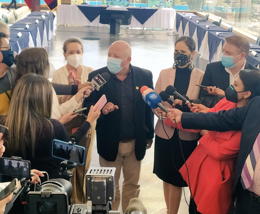 OmarCevallosP's tweet photo. Hemos venido a dar la cara frente a los quiteños, a exigir explicaciones por una administración deficiente, por las serias denuncias de actos de corrupción que afectan los intereses de nuestra ciudad. Reitero mi posición: el Alcalde debe RENUNCIAR. https://t.co/V10n5Vjfry