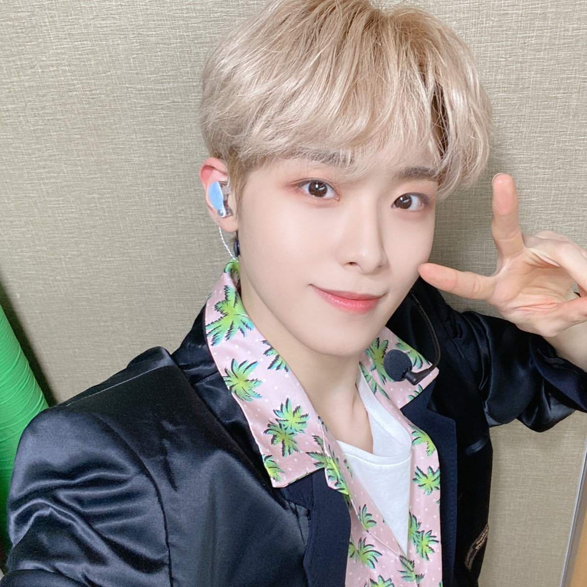 osmarchive's tweet photo. 210330 © official fancafe 💌

title: jeromie first appearance 😻
ill see you more often from now on!!!
toogether thank you for waiting!
i love you ❤️

#제롬 #JEROME #오성민 #TO1 #티오원 https://t.co/s4PG1OL175