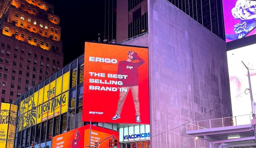 rapmafmums's tweet photo. #INFOSTYLE
Muhammad Sadad Pemilik Erigo yang membanggakan nama local product doi New York Time Square. Aslii iniii keren banget sih New Collection nya erigo masuk di billboard Time Square NYC
#KINGANDQUEEN https://t.co/de9g0Lkfws