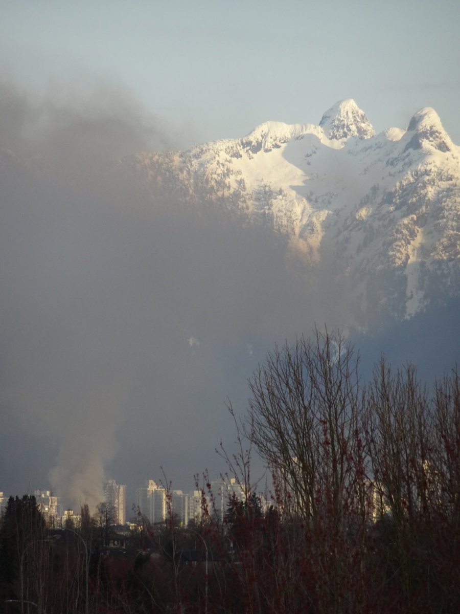 MarqueeOfStars's tweet photo. #NorthVancouver is on #FIRE! As seen from Burnaby. https://t.co/AMBnTUczd5