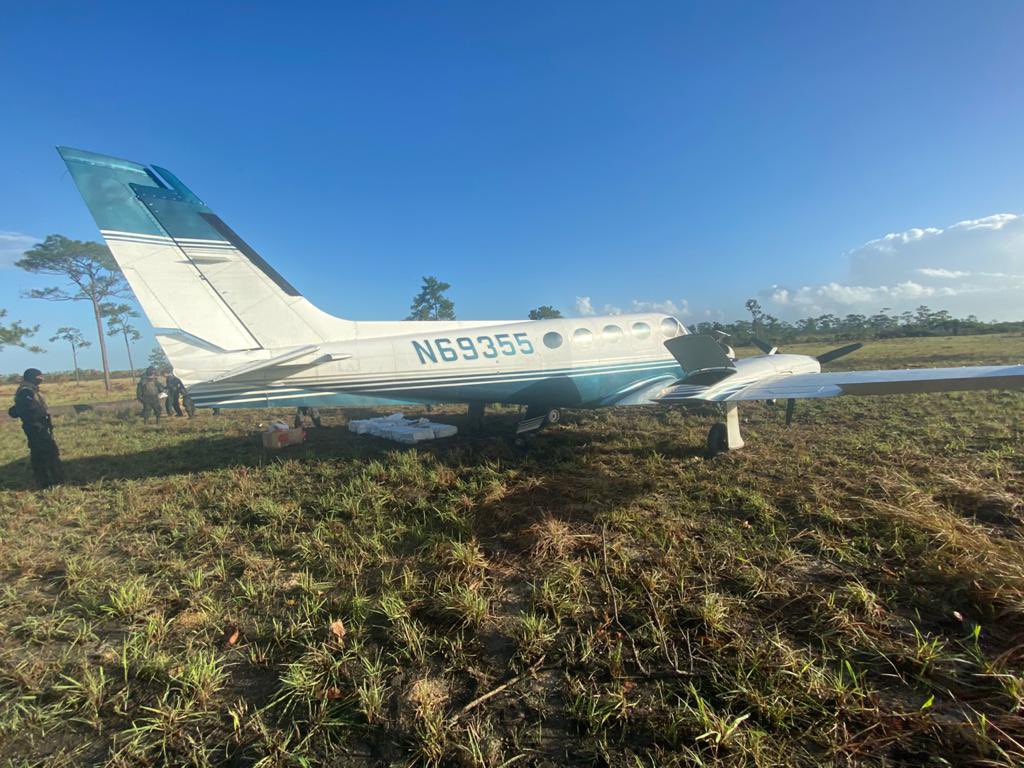 JuanOrlandoH's tweet photo. Antes, las narcoavionetas aterrizaban como moscas en territorio hondureño a vista y paciencia de las autoridades. Hoy, el tráfico de drogas se redujo en un 9️⃣5️⃣% en 🅷🅾︎🅽🅳🆄🆁🅰︎🆂. 

Lo dice el Depto. de Estado de EE.UU. NO lo digo yo. https://t.co/3TdhSzYi6a