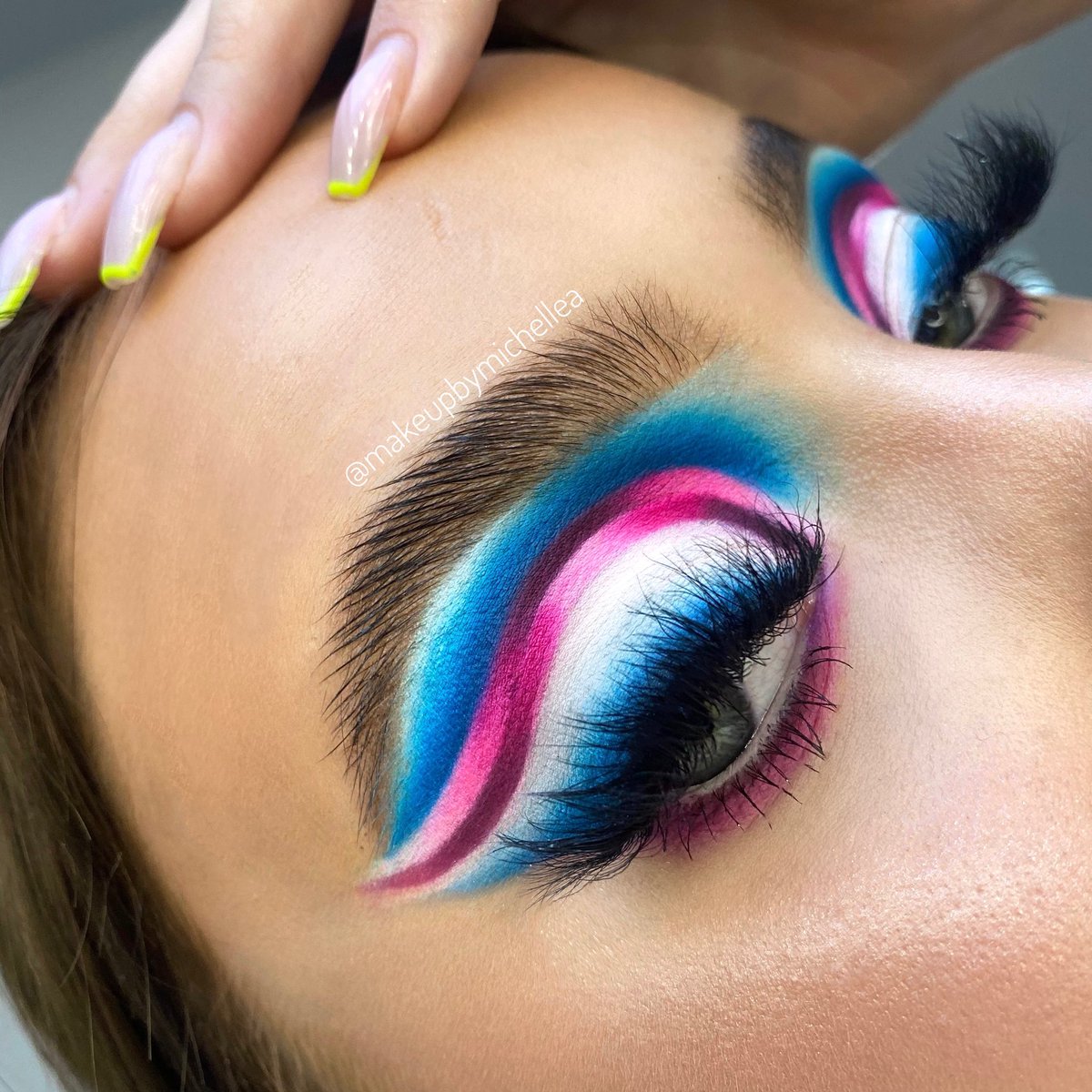 muamichellea's tweet photo. please see this @bperfectcosm 😍!! used carnival xl pro palette
@ABHcosmetics #anastasiabeverlyhills dip brow pomade 
@PIXIBeauty #pixibeauty highlighter duo 
#makeup #mua #colorfullook #makeupartist #abh #prlist #discovermua https://t.co/to7fYQxNbz