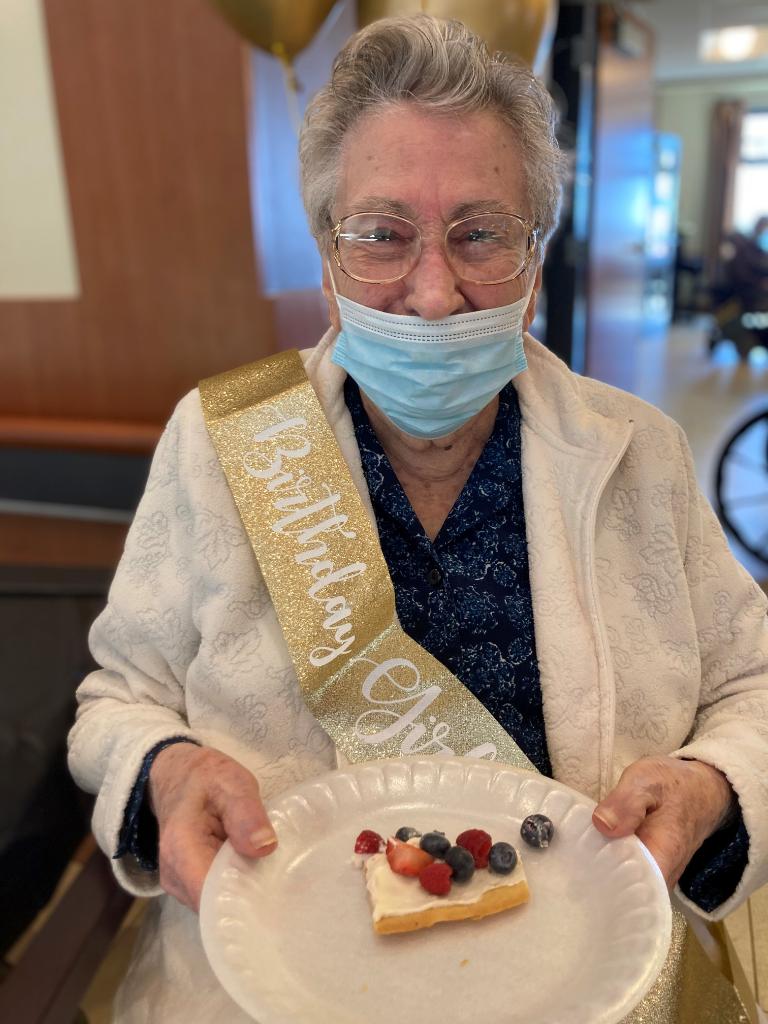 Wabash_WB's tweet photo. When you turn 100 years old, you get an entire Happy Hour dedicated to you with your favorite foods and a fun game of Name That Tune! Happy 100th birthday Marguerite- we are so happy we could help to celebrate you! #TrilogyLiving #100YearsOld @ClareTravis18 https://t.co/ByqJTbqjx9
