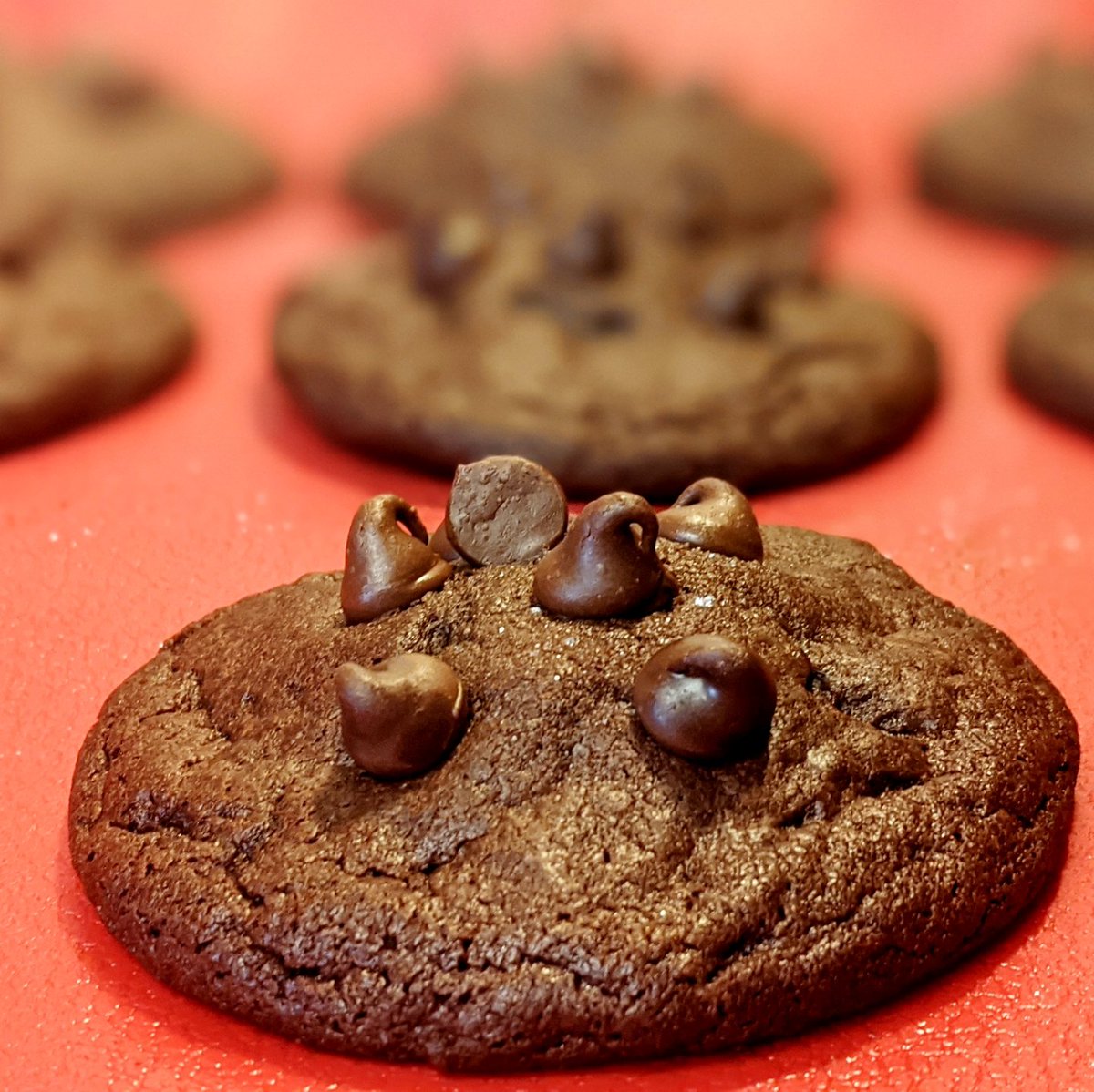 ATA_bakery's tweet photo. Hear me out y'all, inspired by the well known Chocolate Orange, presenting Double Chocolate Cookies Stuffed with Orange Cheesecake. 😏 A little sweet, a little citrus, a lot of good. 
#AllThingsAshleyBakery #bakefortworth #DifferentKindOfFlourPower #foodexperiment #trythis https://t.co/kIXa4G2HXN
