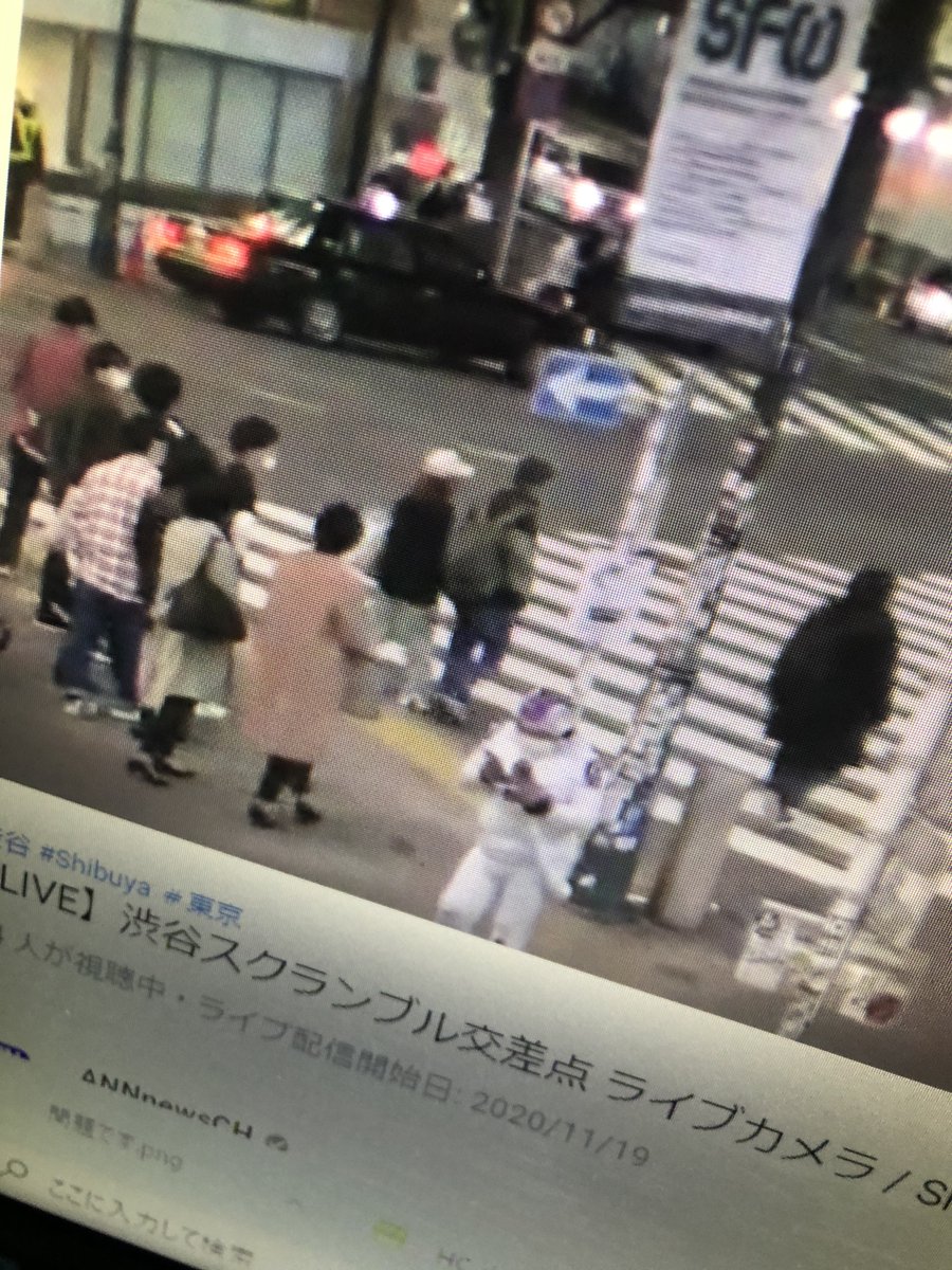 parabute's tweet photo. 渋谷のス���ランブル交差点のところにフリーザがいる！

フリーザが、、、本読んでる！ https://t.co/jEpbJCAcE0