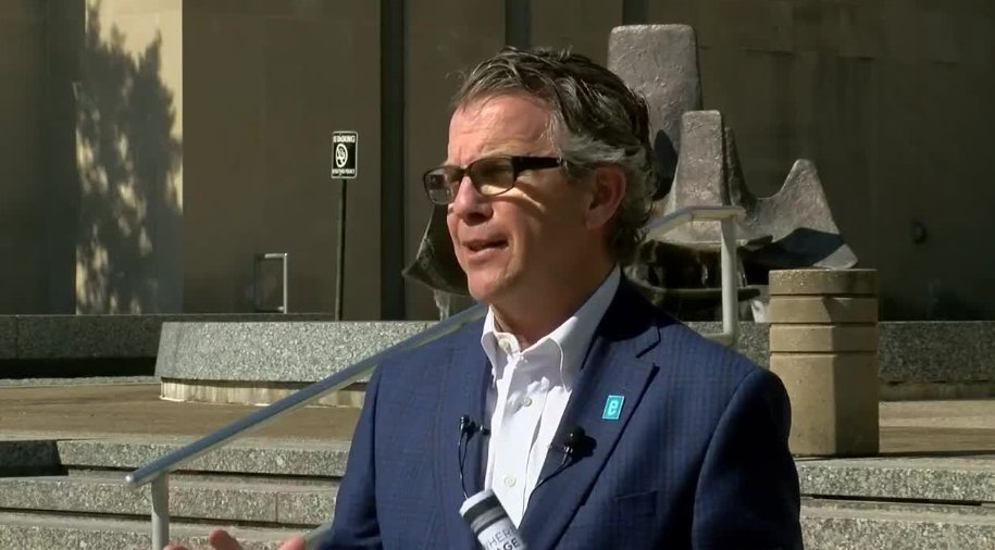 WATCH: Evansville Mayor Lloyd Winnecke, along with local health officials, giving a coronavirus update. >> bit.ly/3df0nlY?utm_so…