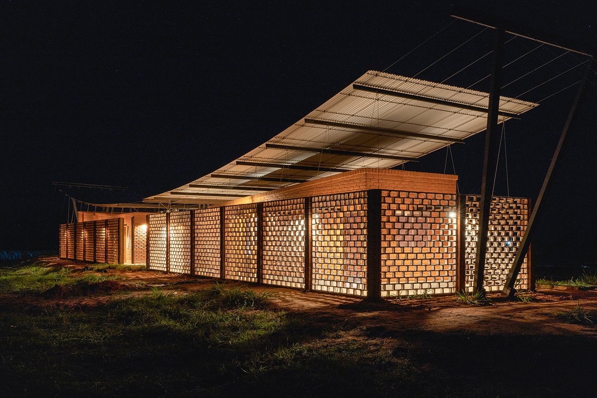 urbannext_net's tweet photo. #LightweightEnvelopes 
"#Wires were found to be a very #efficient #element to ensure its #light-weight and #economy"

Nordeste #Curuguaty Offices in Paraguay by 
#MinimoCoumunArquitectura

read about the #project at https://t.co/nkqbaq5P33

#performativeEnvelope #OfficeBuilding https://t.co/UroP98R0nC