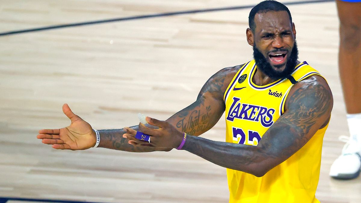 Deadspin tweet media