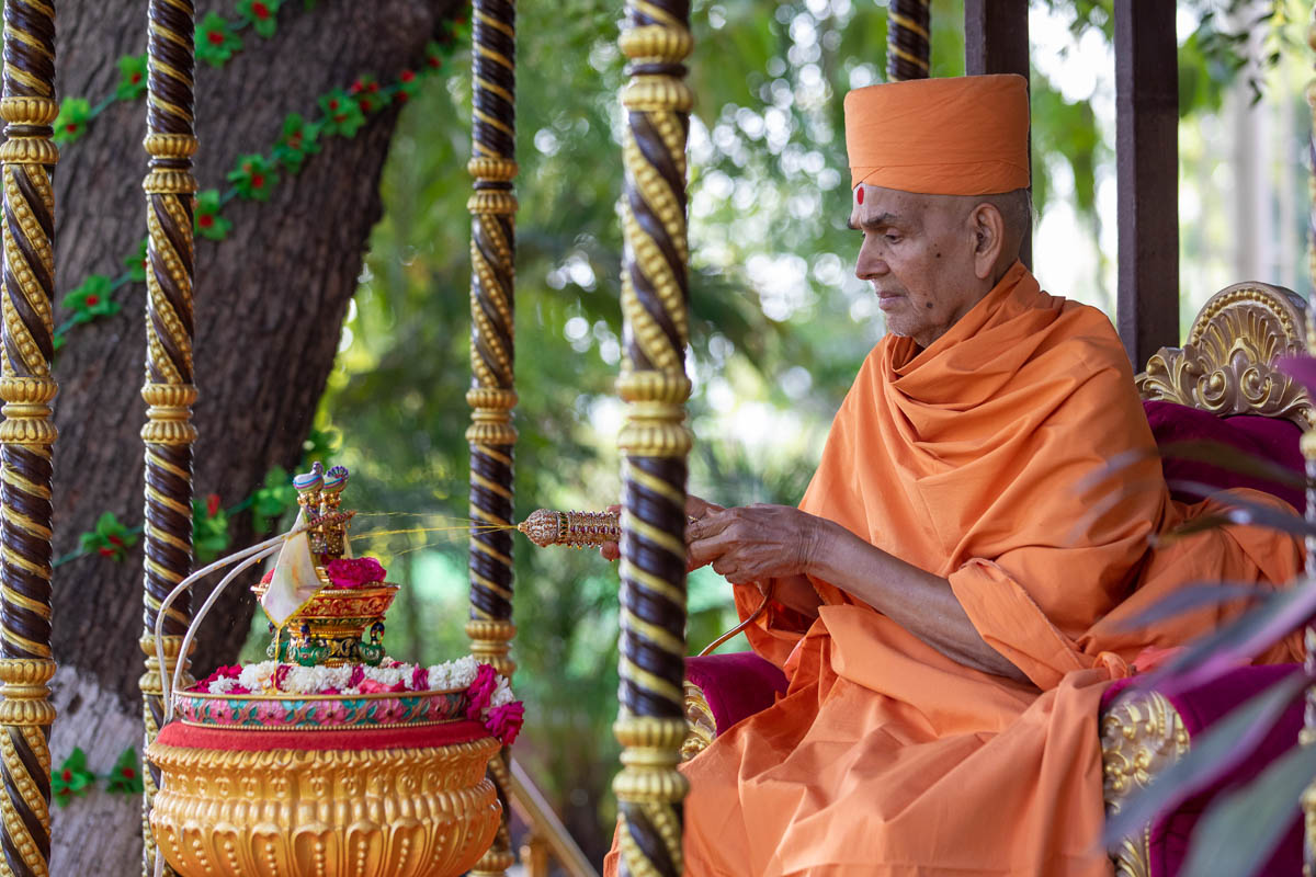 BAPS's tweet photo. Pushpadolotsav Celebration  with Param Pujya Mahant Swami Maharaj, Nenpur, India https://t.co/LuXh5NlpQJ https://t.co/vjoAX6jG1V