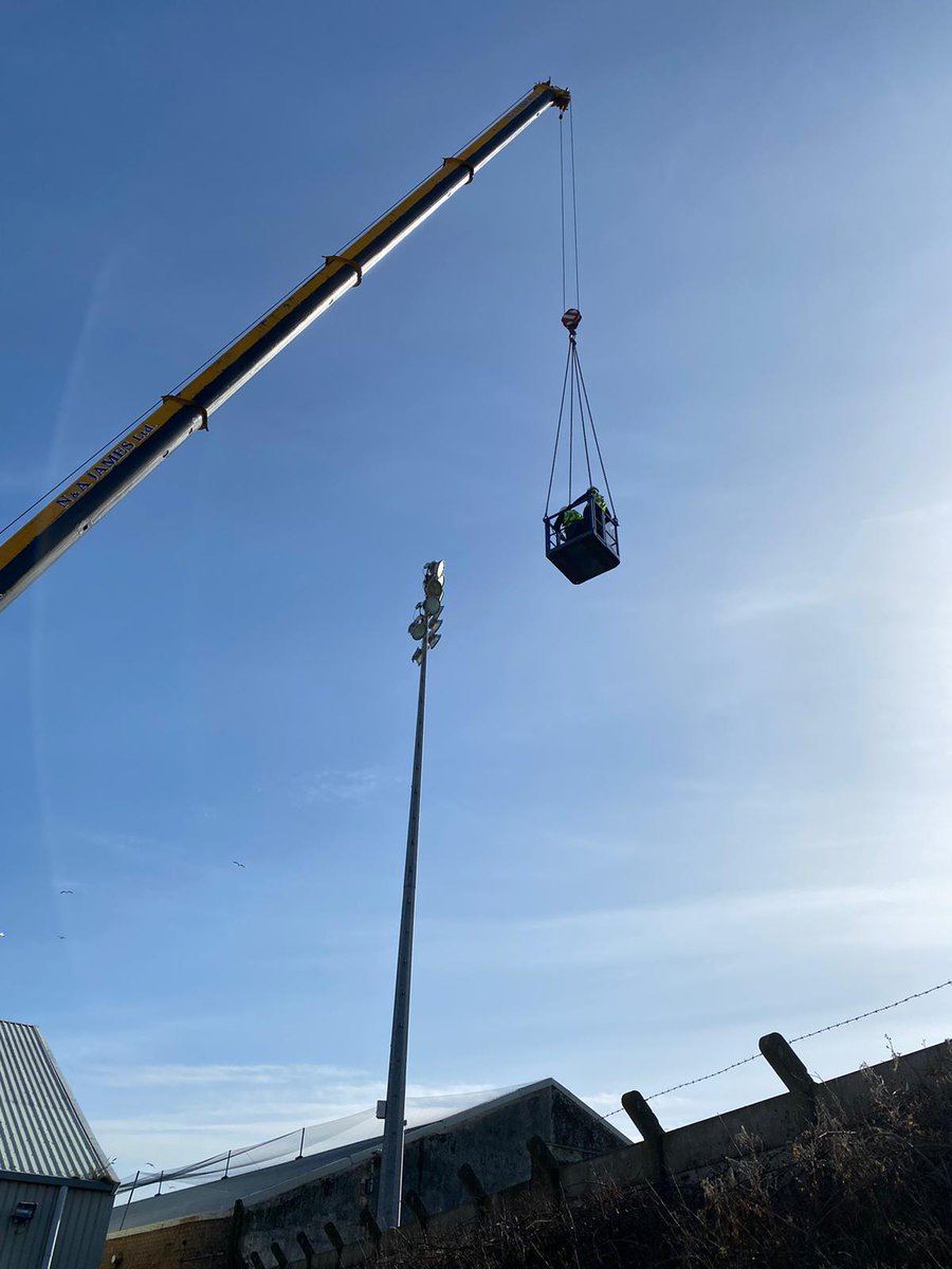FloodlightingE's tweet photo. The only safe way for the team to access the columns...
Only to be carried out in perfect weather conditions - we hit the jackpot today 🌞
#floodlighting #luxlight #LEDlights #lightmaintenance #floodlightingandelectrical https://t.co/UElU7Ka3Hw