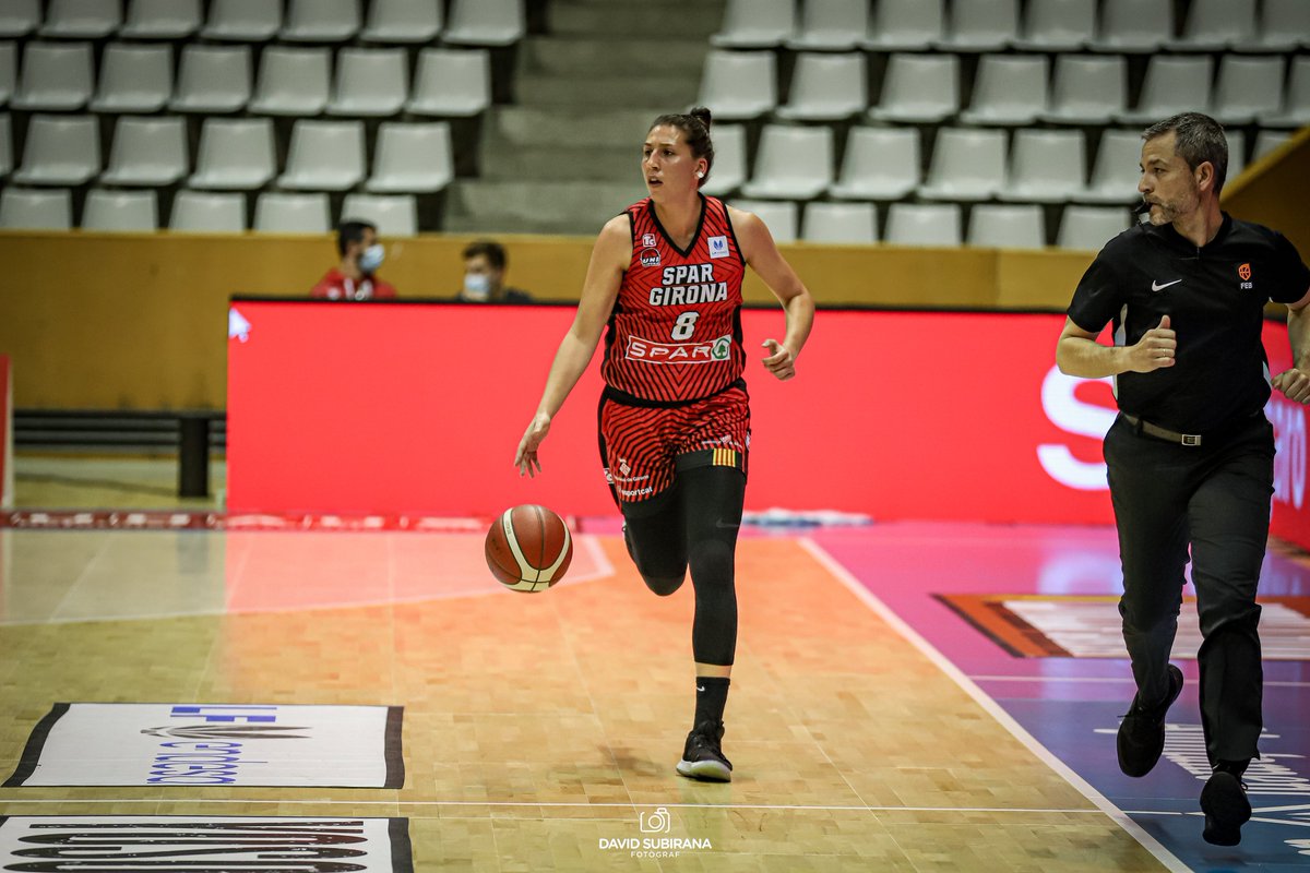 unigirona's tweet photo. COMUNICAT MÈDIC 🚨 | Després de lesionar-se en la sessió d'entrenament matinal, els serveis mèdics del club han confirmat el pitjor dels pronòstics: María Araújo presenta una lesió greu al genoll dret amb afectació a múltiples estructures i es perdrà el que resta de temporada. https://t.co/IfSCB54AtY