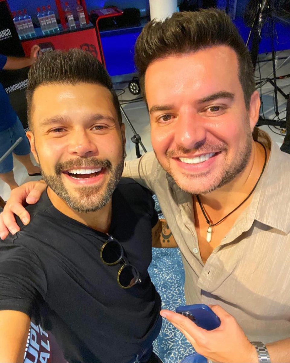 MarcoseBelutti's tweet photo. Quem amou a última #LiveMeB comenta: ❤
#MarcoseBelutti #LiveMeB #Live https://t.co/AyUIHDU8Tw