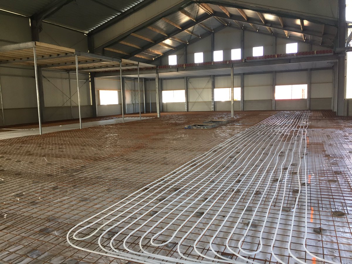 JosC0m's tweet photo. Vandaag controle uitgevoerd voor stort vloer fruitloods Oostkapelle. Ter plaatse van sorteerlijn vloerverwarming met restwarmte koelcellen. Het sedum is inmiddels ook aangebracht op 1 dakzijde. Bouwbegeleiding @DLVadvies https://t.co/XlLRovbv4e