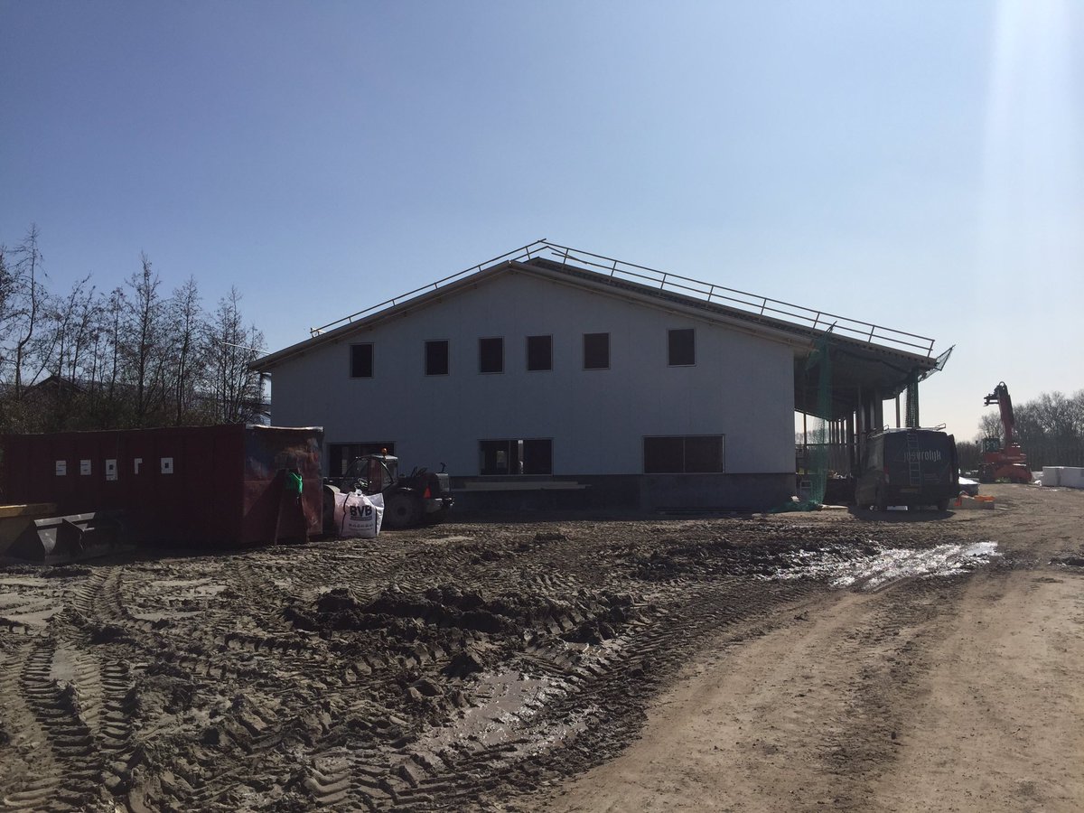 JosC0m's tweet photo. Vandaag controle uitgevoerd voor stort vloer fruitloods Oostkapelle. Ter plaatse van sorteerlijn vloerverwarming met restwarmte koelcellen. Het sedum is inmiddels ook aangebracht op 1 dakzijde. Bouwbegeleiding @DLVadvies https://t.co/XlLRovbv4e