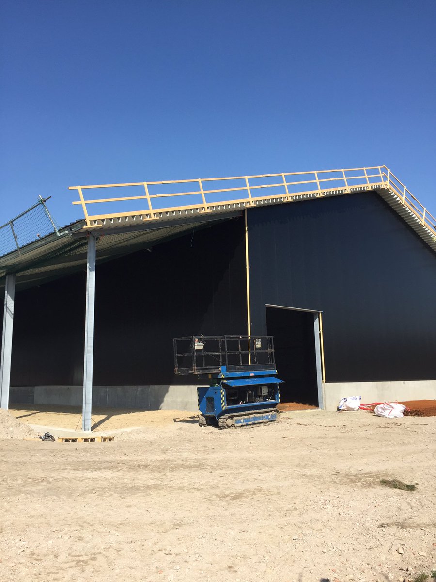 JosC0m's tweet photo. Vandaag controle uitgevoerd voor stort vloer fruitloods Oostkapelle. Ter plaatse van sorteerlijn vloerverwarming met restwarmte koelcellen. Het sedum is inmiddels ook aangebracht op 1 dakzijde. Bouwbegeleiding @DLVadvies https://t.co/XlLRovbv4e