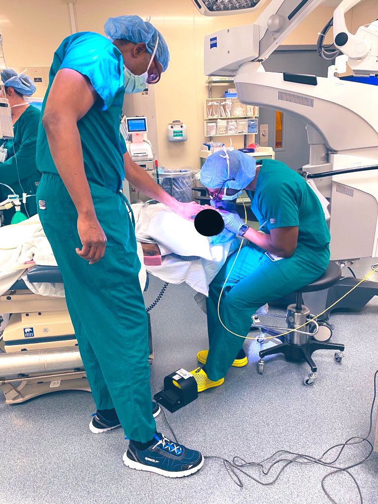 Happy #NationalDoctorDay to my mentors and future colleagues! I got got to celebrate early by performing a laser treatment under the watchful eye of my mentor yesterday! #Ophthotwitter