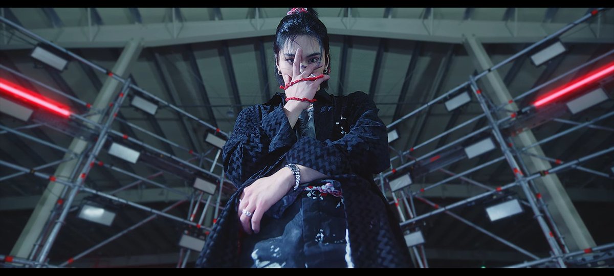 kyra_raky's tweet photo. ITS AN MV IN WIDE SCREEN OH MY GOODDDD #ALL_YOURS #ONE https://t.co/IL6febLneT