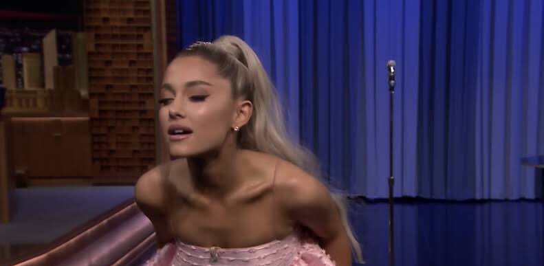 arianatorswildt's tweet photo. ariana after she turned to see the contestants singing on the voice’s blind audition https://t.co/0ygQ9dqXnW