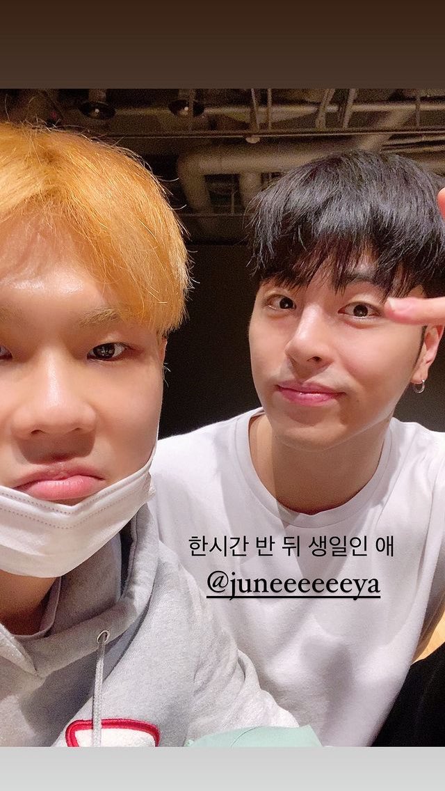 rendezwoous's tweet photo. Hitech’s Dowook instastory:
“A boy whose birthday is in an hour an half”

Guess they are still practicing🥺❤️

GOLDEN VOICE JUNHOE 
#EtherealJunhoeDay
#3월의_마지막이_준회라서_고마워 
@tkwpcnfak @YG_iKONIC https://t.co/yWkJoWAbDv