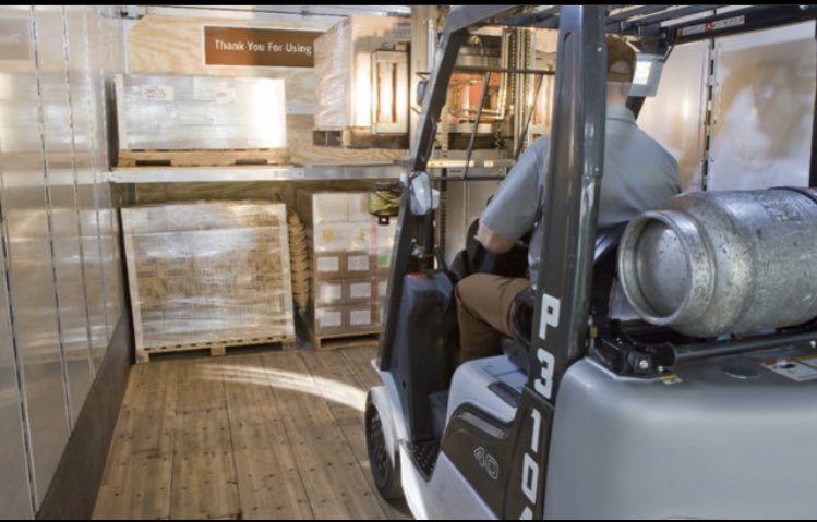 UPSJobsKY's tweet photo. Forklift operators needed! No previous experience required! Our Freight Facility is in need of Night and Day shift employees. Start the first step of getting the job by applying at https://t.co/vYSpNRQXHb! Join our team today.
#PickYourPackage
#ForkliftDriversWelcome
#UPSJobsKY https://t.co/TU5SVi47oL