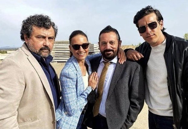velacexchange's tweet photo. No queremos provocar ningún infarto peeeero... ¡Mario Casas ha vuelto a San Antonio! Podemos ver la primera imagen grabando junto a Paco, Pepón y Michelle 😍. https://t.co/2PYsICinBA