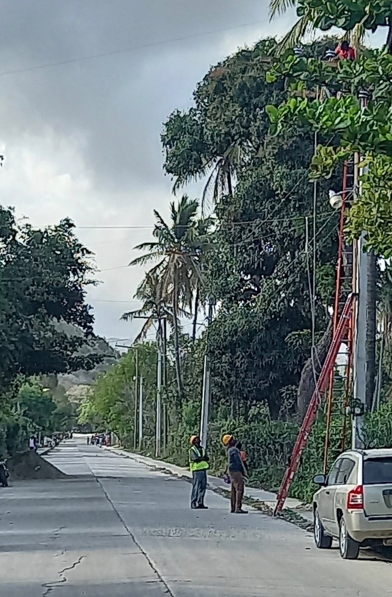 EDH_Officiel's tweet photo. Les équipes techniques de l’#EdH ne connaissent aucun répit dans leurs efforts visant à finaliser les travaux de construction du réseau électrique de la ville de Saint-Raphaël dans le département du Nord. #OperasyonRELIMEN https://t.co/WkIc7HynPS