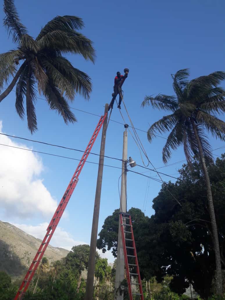 EDH_Officiel's tweet photo. Les équipes techniques de l’#EdH ne connaissent aucun répit dans leurs efforts visant à finaliser les travaux de construction du réseau électrique de la ville de Saint-Raphaël dans le département du Nord. #OperasyonRELIMEN https://t.co/WkIc7HynPS