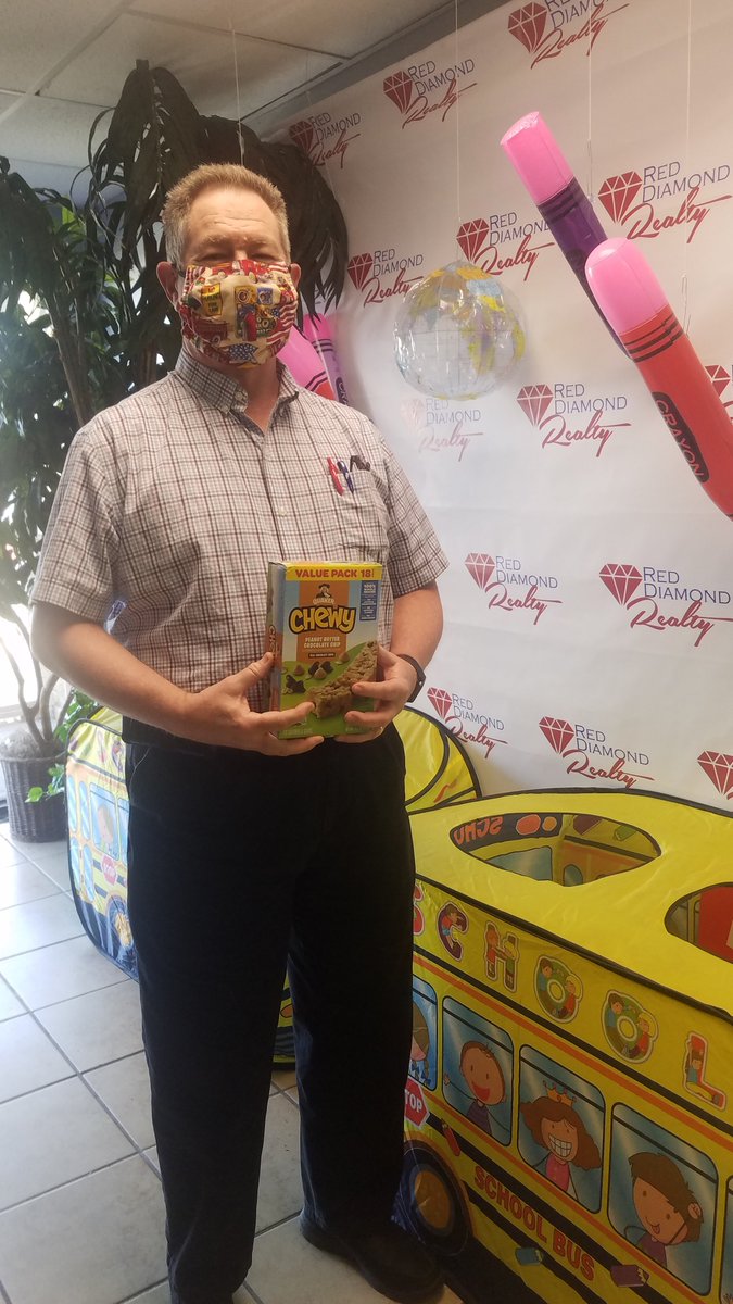 reddiamondtx's tweet photo. Thank you Keith Ozenberger and Kathy Sapp Ozenberger for bringing in chewy bars for the @GalCoFoodBank ! We are accepting donations through Thursday, April 1st. 
#RedDiamondRealty #GalvestonCountyFoodBank #GCFB #FoodDrive #KidzPacz #MoveOutHunger https://t.co/bmoJqrnqXM