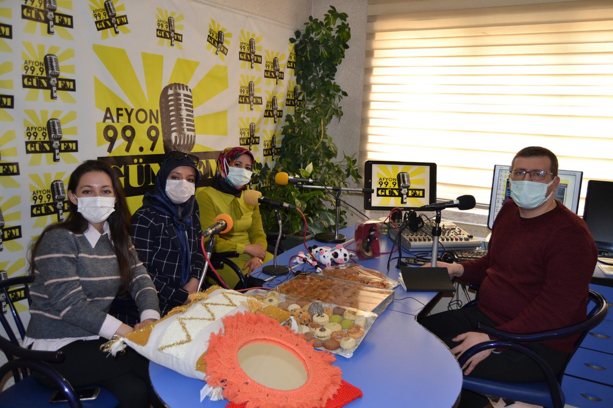 cay_kad's tweet photo. Çay Kadın Kültür Evi olarak bugün @AfyonGunFM deydik. Fatma hanim ve sunucu Faruk beye teşekkür ederiz @gokmen_cicek_ @sumeyra_cicek_ @AfyonValiligi @afyonkulturevi @caykaymakamlik @mehmet_durgut16 @kad_cay #kadınlarımızınyüzühepgülsündiye https://t.co/yVI1SQm8aY