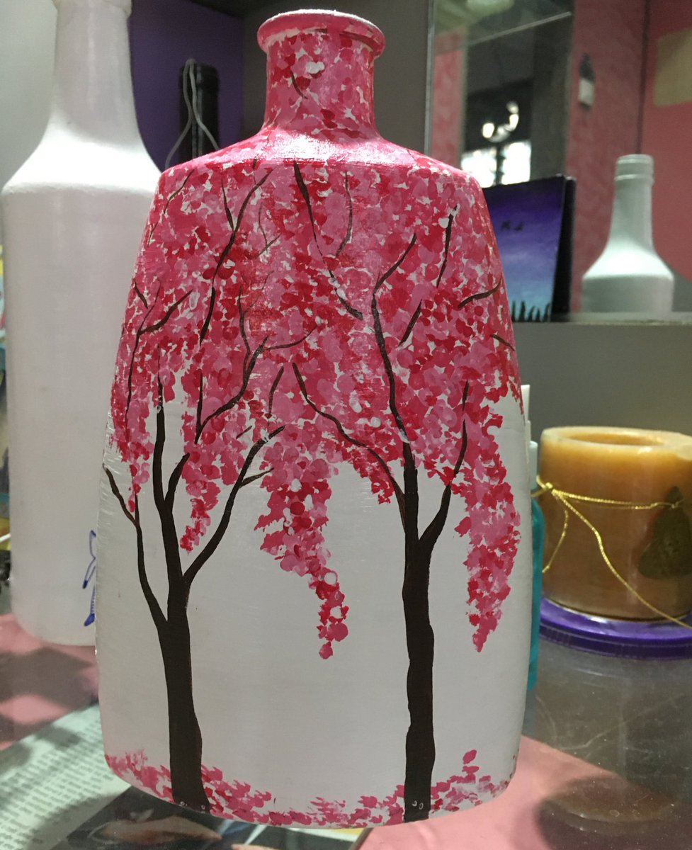 _oopsiedaisies's tweet image. was trynna avoid studying so ended up painting a bottle 🌸 
#goodbyespring