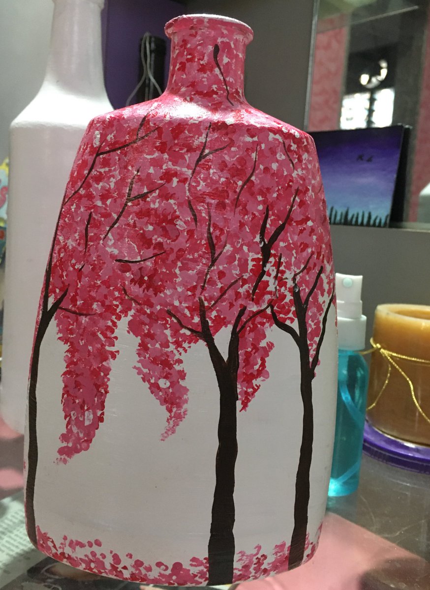 _oopsiedaisies's tweet image. was trynna avoid studying so ended up painting a bottle 🌸 
#goodbyespring