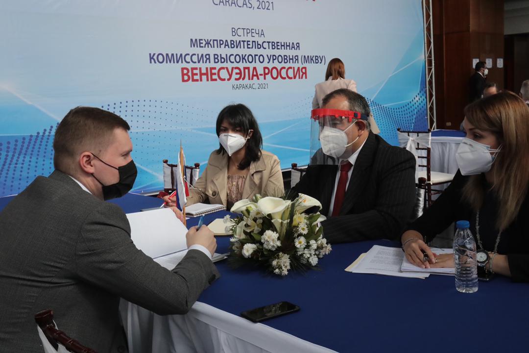 MHidrocarburos's tweet photo. 🇻🇪🇷🇺 Como parte de la relación de hermandad entre Rusia y Venezuela, se realiza la instalación de comisiones técnicas en el marco de la visita de Yuri Borisov, vicepresidente de la Federación de Rusia y Copresidente de la CIAN Rusia-Venezuela
#SputnikVContraCovid https://t.co/dnWlsIwSZH