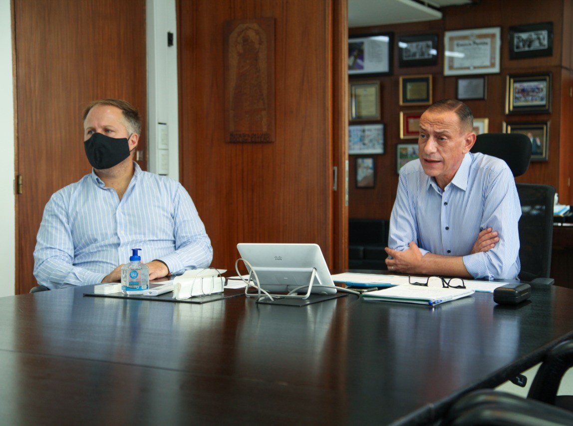 VialidadNac's tweet photo. El administrador general de Vialidad Nacional, @GustavoHArrieta, participó de un encuentro con autoridades de los distritos de la Patagonia Sur para organizar el Plan Invernal 2021 y desarrollar un sistema integrado de mantenimiento y conservación de caminos. https://t.co/fwaM0ynyqt