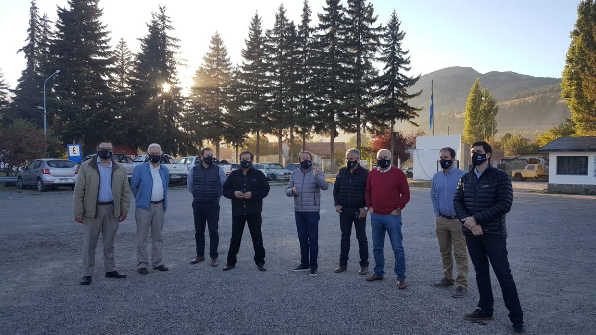 VialidadNac's tweet photo. Mediante videoconferencia con @GustavoHArrieta, los jefes distritales de Chubut, Neuquén, Río Negro, Santa Cruz y Tierra del Fuego coordinaron acciones para optimizar los recursos disponibles y unificar criterios para las operaciones de despeje de nieve y hielo. https://t.co/nGNt1KuBoI
