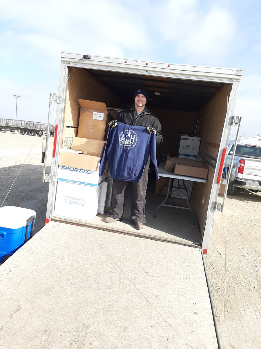 andy_finkral's tweet photo. 25 degrees and 30 mph winds. A perfect day to handout sweatshirts to ACH Seeds customers in MDFC! @beet_ach https://t.co/QlM2VOmrd2