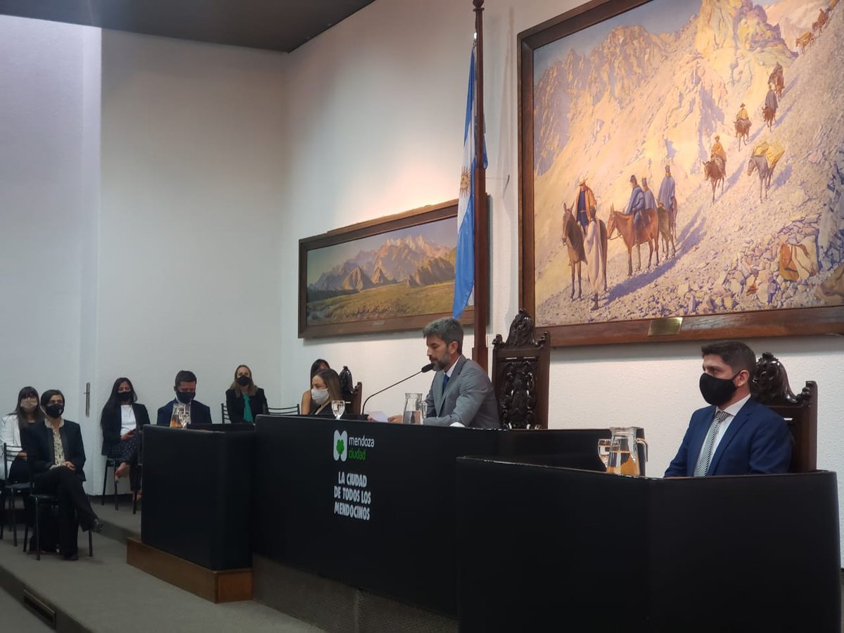china_cecilia's tweet photo. #aperturadesesiones2021 el Intendente @UlpianoSuarez inició su discurso anual con un agradecimiento a todos y cada uno de los y las que han hecho posible sobrellevar la carga de la pandemia en la @ciudaddemendoza 
Luego saludo a todas las familias que han perdido un ser querido. https://t.co/DP6uWeRbrZ