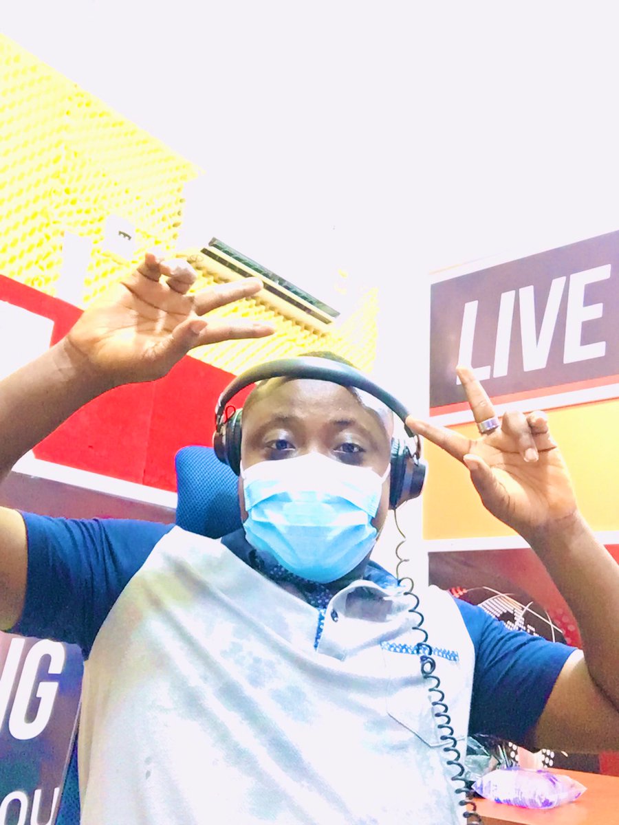 mceeflexal's tweet photo. I have learnt not to give up even in hard times... Work hard and persevere.

#sFsDryv 🚗 on @swiss937fm📻 in the Capital #Ho, Ghana

#Radio4SoundMinds
#RoyalMC
#TuesdayBoy https://t.co/HOGDQLqIpc