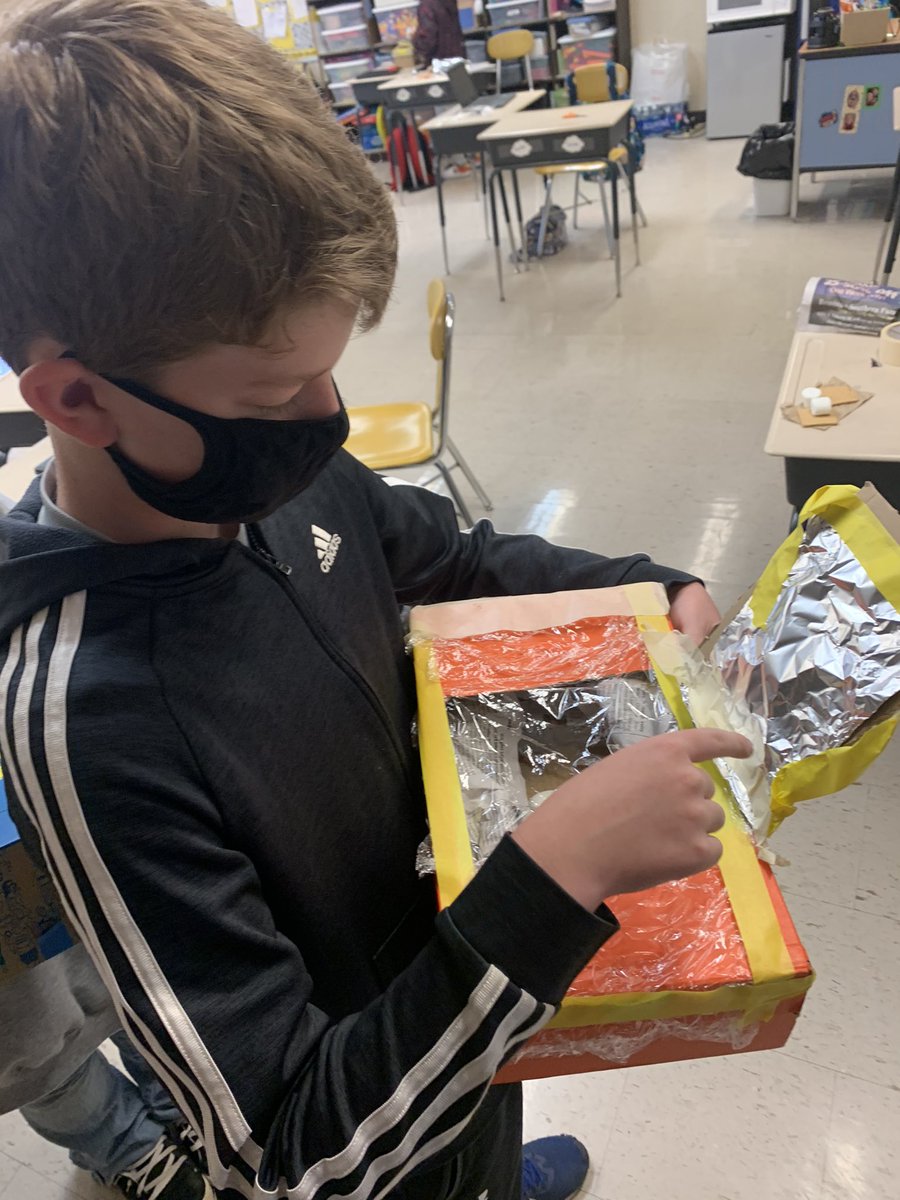 elkin_elem's tweet image. Building #solarovens in #4thscience w/ @Olivera0634 ! #smores 💙💛❤️🍫 @elkincity