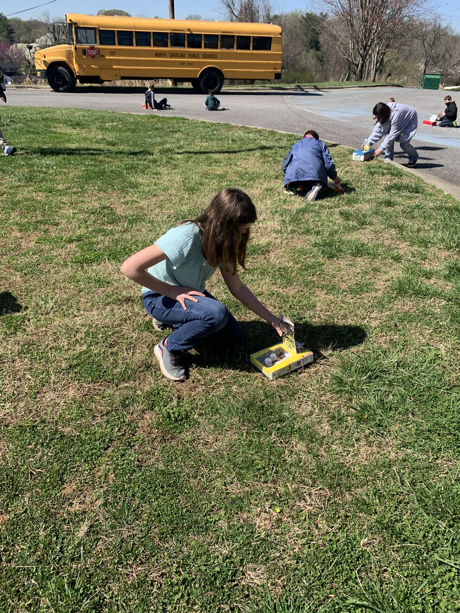 elkin_elem's tweet image. Building #solarovens in #4thscience w/ @Olivera0634 ! #smores 💙💛❤️🍫 @elkincity