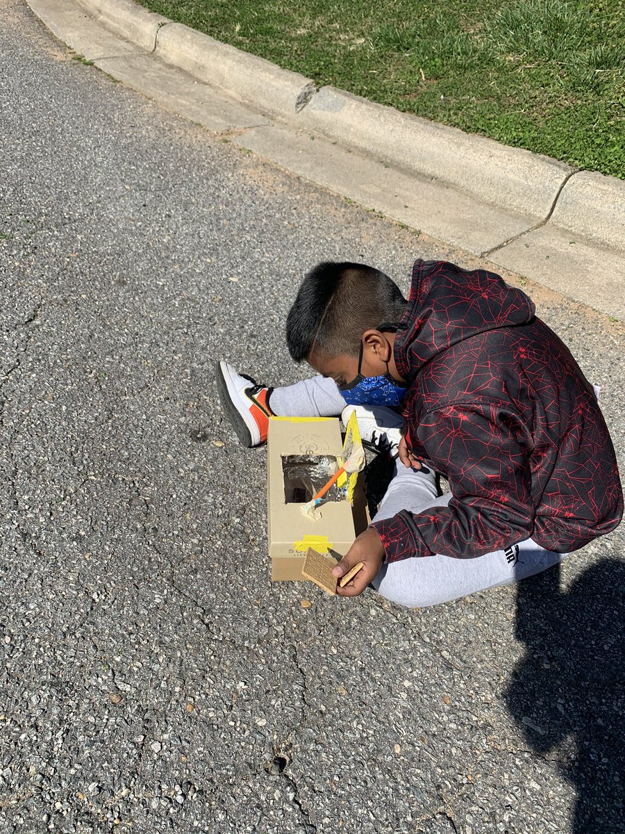 elkin_elem's tweet image. Building #solarovens in #4thscience w/ @Olivera0634 ! #smores 💙💛❤️🍫 @elkincity